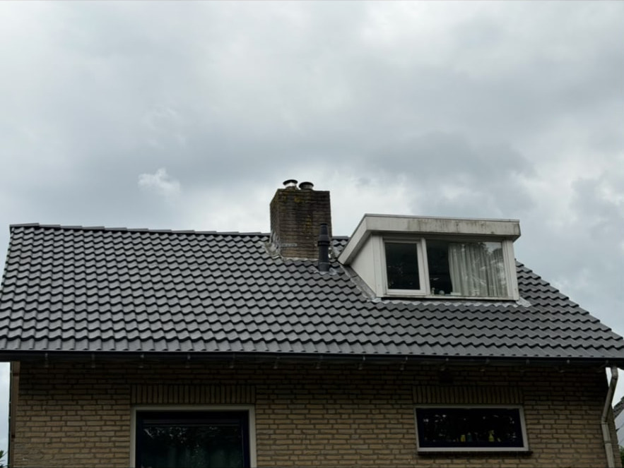 Compleet vernieuwd schuin pannendak met schoorsteen en dakkapel