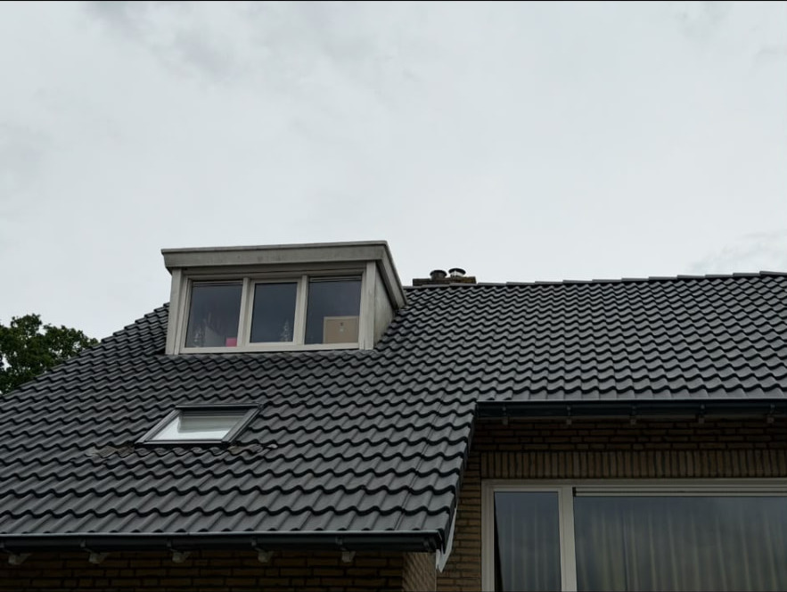 Vernieuwd pannendak met dakkapel en dakraam