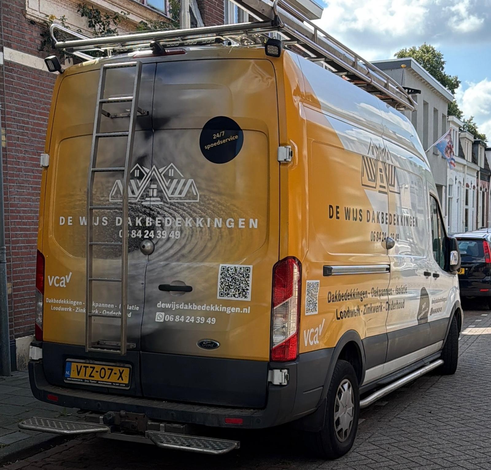 De gele bedrijfsbus van De Wijs Dakbedekkingen met ladder op het dakrek